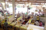 In der nagelneuen Markthalle von Port Louis