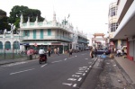 Kreolische Stadthäuser, im Hintergrund das Tor zu Chinatown in Port Louis