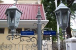 Spruchweisheiten an Straßenlaternen in Port Louis